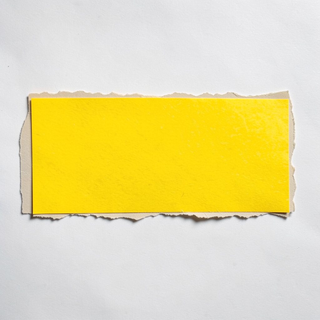 Emplacement réservé à un logo partenaire, fond jaune sobre.