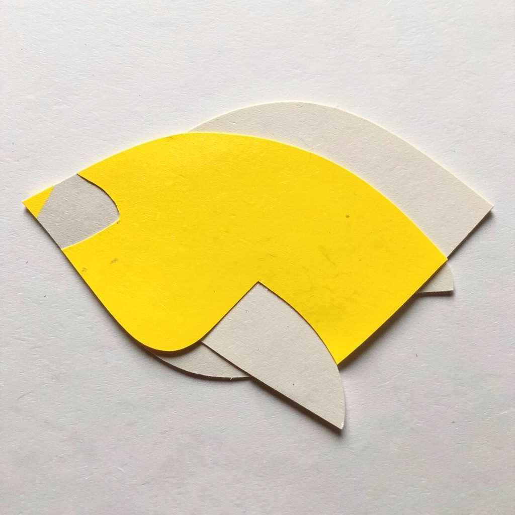 Emplacement réservé à un logo partenaire, composition jaune et bleu.